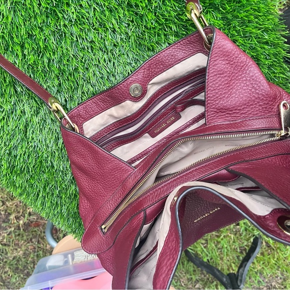 MICHAEL KORS AUTHENTIC GENUINE PEBBLED LEATHER DEEP PURPLE GOLD TONE TONE TRIM - Picture 13 of 16